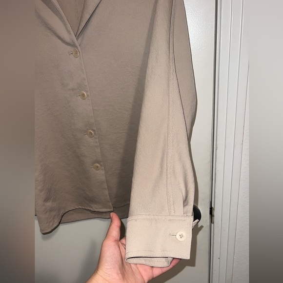 Aritzia Wilfred flowy button-up (olive beige) size 2XS - Picture 4 of 5